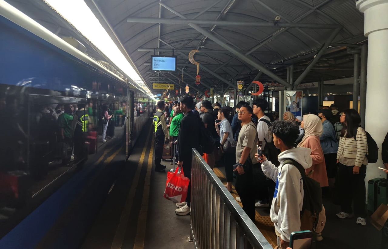 Kepadatan di Stasiun Surabaya Gubeng pada puncak arus mudik angkutan lebaran, Jumat 928/3/2025). (foto: KAI Daop 8 Surabaya for jatimkini.com)