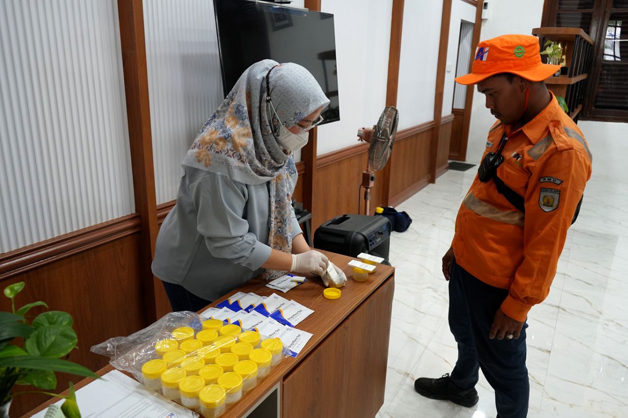 KAI Daop 8 Surabaya berkomitmen terhadap keamanan perjalanan kereta api dengan melakukan tes narkoba kepda seluruh petugas piket angkutan lebaran 2025. (Foto: KAI Daop 8 Surabaya for jatimkini.com)