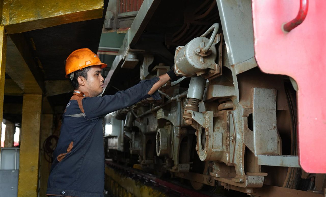 KAI Daop 8 Surabaya menerjunkan petugas perawatawan lokomotif yang sudah mengantongi sertifikasi uji kompetensi selama persiapan angkutan lebaran 2025. (Foto: KAI Daop 8 Surabaya for jatimkini.com)