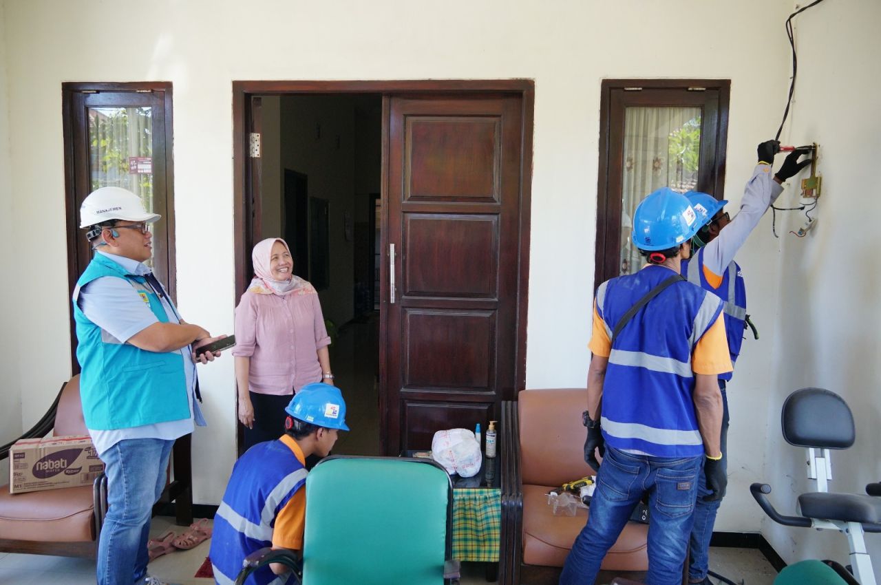 Petugas PLN saat lakukan tambah daya listrik kepada pelanggan.