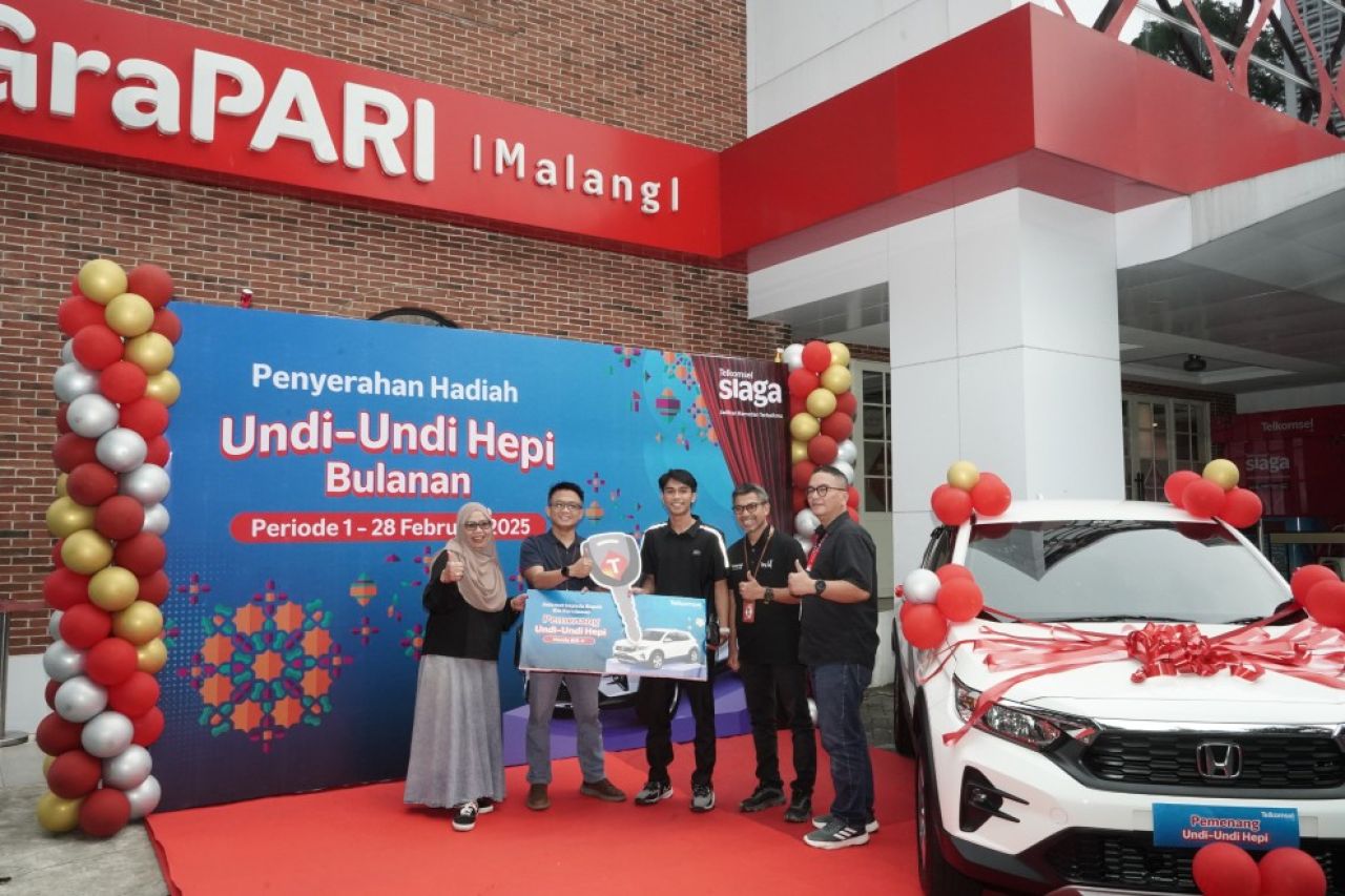 Rio Kurniawan, seorang mahasiswa dari sebuah kampus swasta di Malang, Jawa Timur, berhasil membawa pulang hadiah dari Telkomsel berupa satu unit mobil Honda WR-V. Foto: Dok Telkomsel