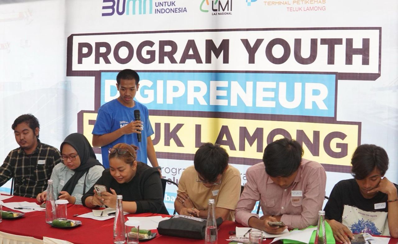Dzacky Amir memberikan paparan dalam Youth Digipreneur gun untuk mencetak pelaku usaha kreatif dari lingkungan Terminal Teluk Lamong. (foto: TTL for jatimkini.com)