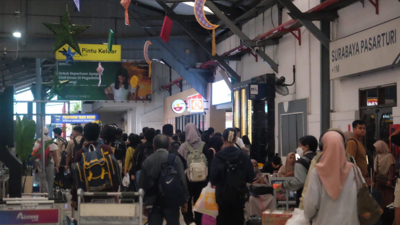 Suasana arus balik libur lebaran di Stasiun Pasar Turi Surabaya. Foto : KAI