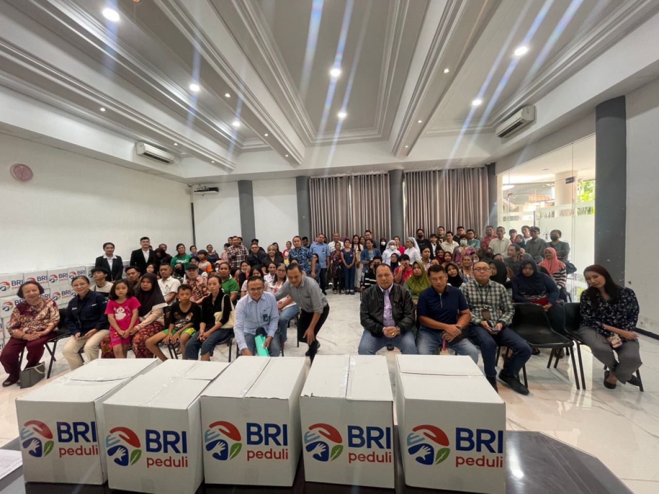 Kegiatan penyaluran bantuan peduli sesama oleh BRI Surabaya. Foton: BRI