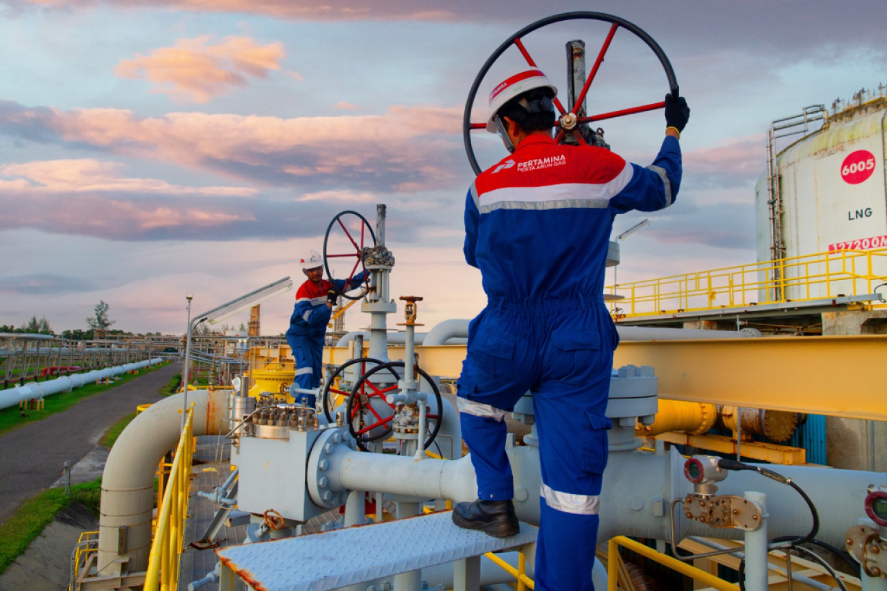 Aktivitas pekerja PGN dalam menyalurkan gas bumi kepada pelanggan. Foto : PGN