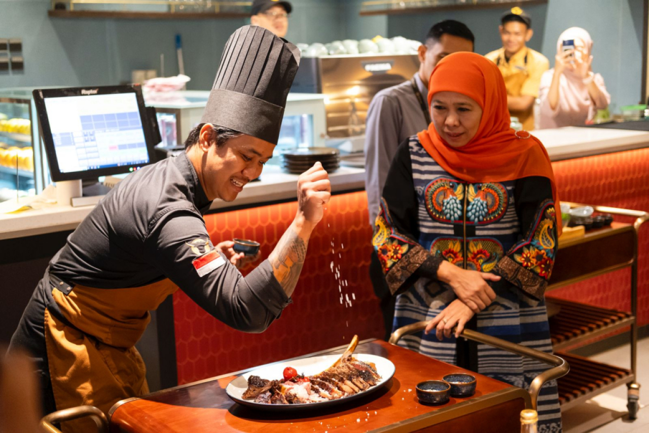 Gubernur Jatim Khofifah Indar Parawansa saat menghadiri Grand Launching Me’nate Steak & Seafood. Foto : ist