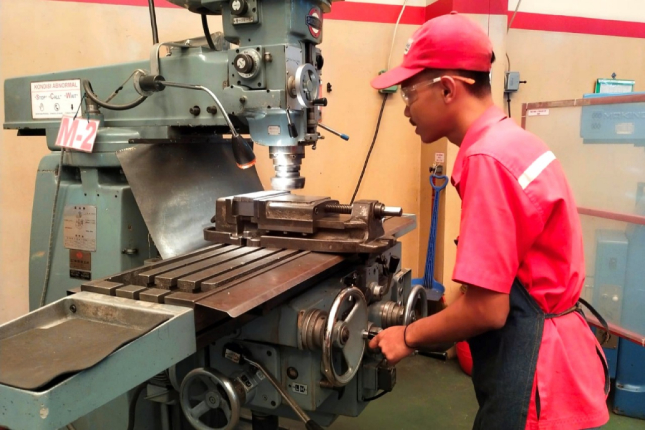 Karyawan PT Kawani Tekno Nusantara melakukan proses penggilingan _wedge cooler_ (penyangga _cross bar_ pada _clinker cooler_) di _workshop_ Kawani, Rancasari, Bandung, Jabar. Foto : SIG