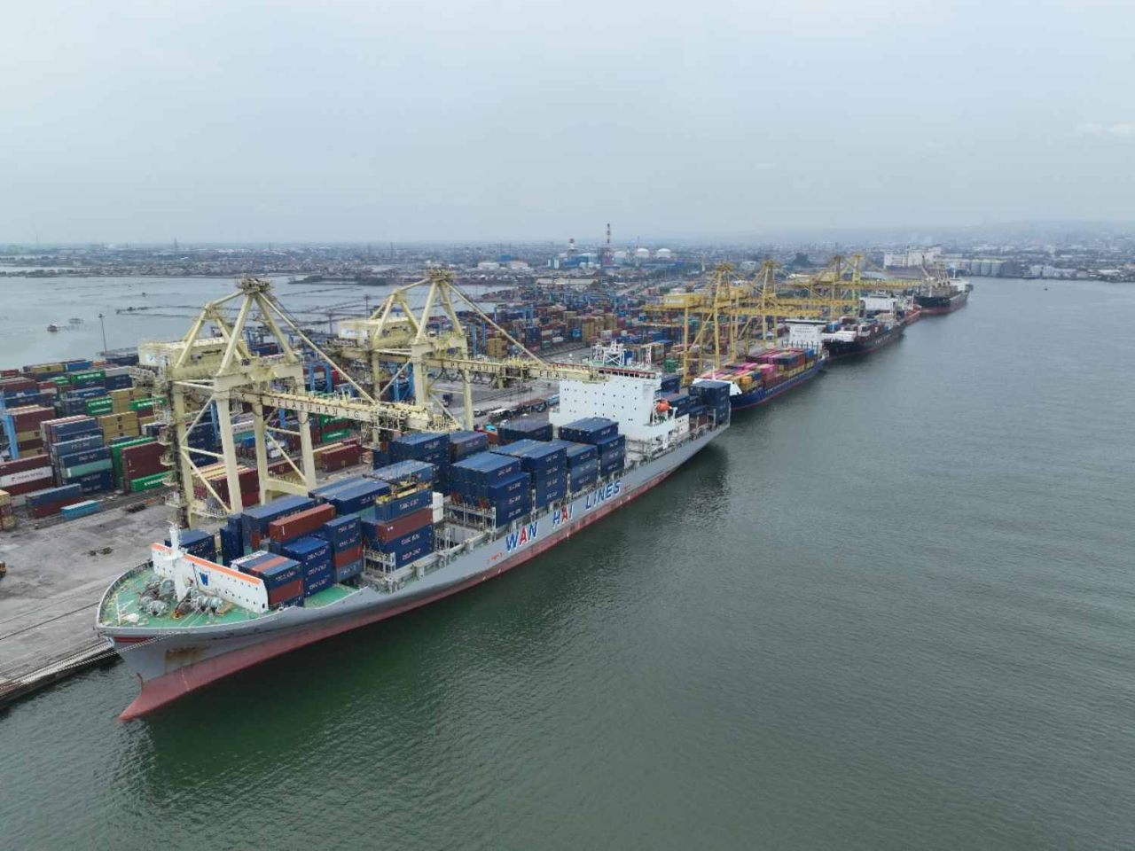 Aktivitas bisnis pengiriman kontainer di pelabuhan yang dikelola oleh Pelindo Terminal Petikemas. Foto : Pelindo