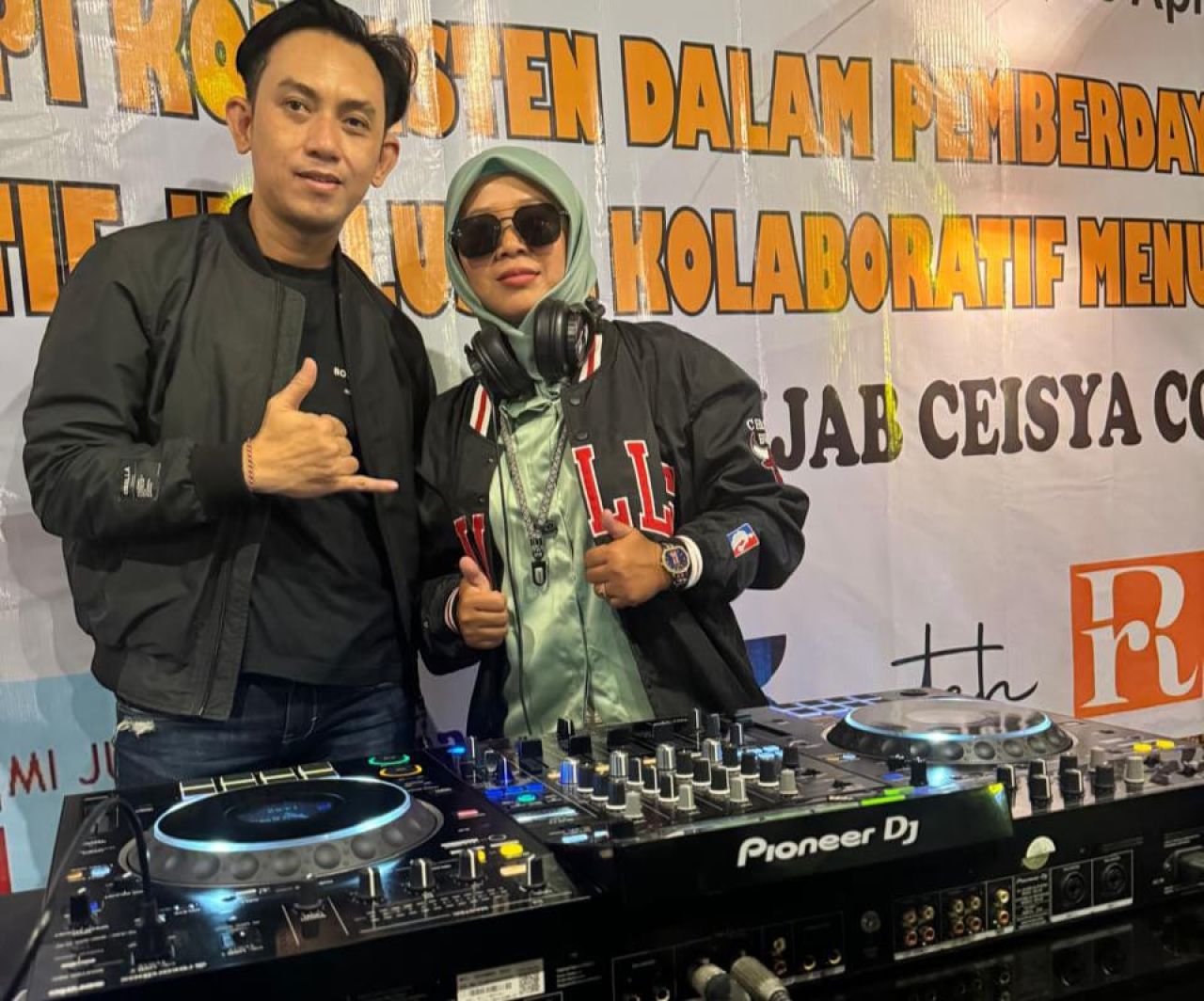 DJ Eka Feat DJ Fredy saat kolaborasi di perhelatan acara IWAPI Krian Sidoarjo ( Foto : Jatimkini.com )