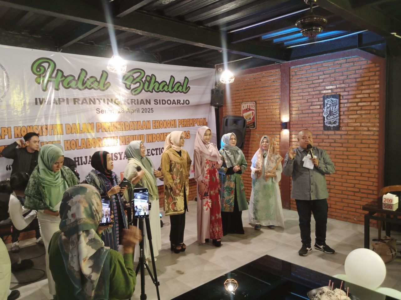 IWAPI rating Krian Sidoarjo gelar Halal bi halal guna memperkuat antar anggota untuk terus berkarya bagi kaum perempuan ( Foto : Jatimkini.com )