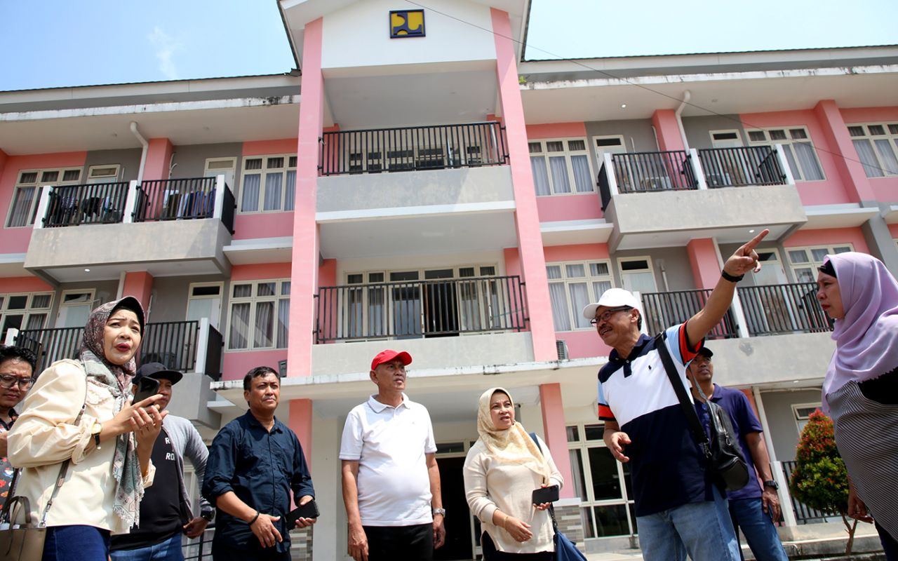 Jajaran Pemkot Surabaya meninjau kesiapan Sekolah Rakyat tingkat SMA di Unesa. (Foto: Pemkot Surabaya for jatimkini.com)