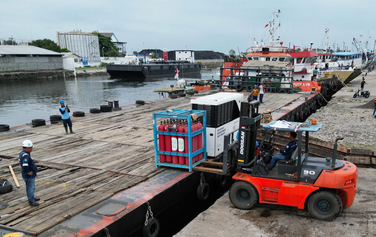 pengngkutan HCFG untuk dilakukan uji coba pemanfatan hidrogen di Gili Ketapang. Foto( PLN NP for jatimkini.com)