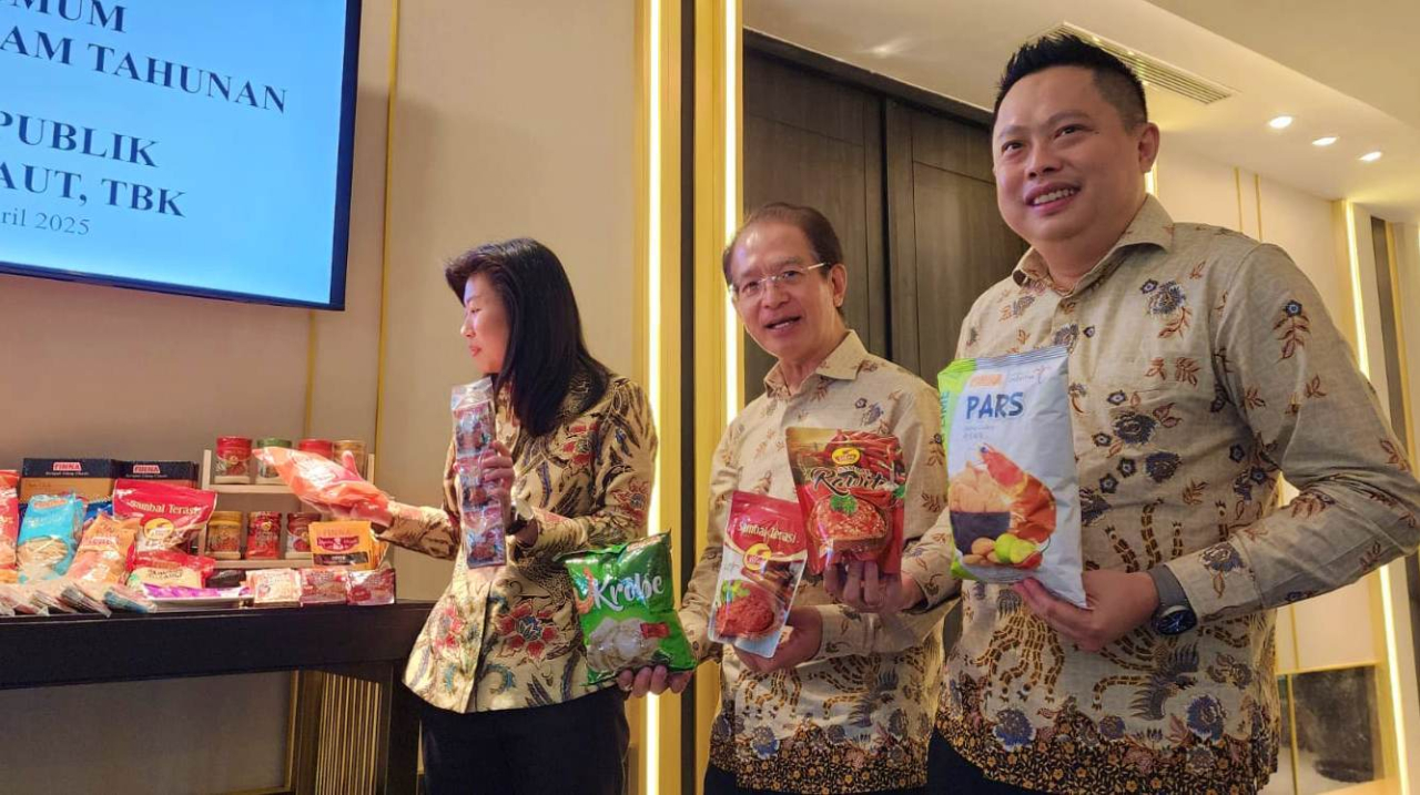 Direktur Sekar Laut, John C Gozal (tengah) dan Corporate Secretary Sekar Laut, Jimmy Herlambang (kanan) memamerkan sejumlah produk Sekar Laut kepada media usai paparan publik, Rabu (23/4/2025). Foto : Peni Widarti