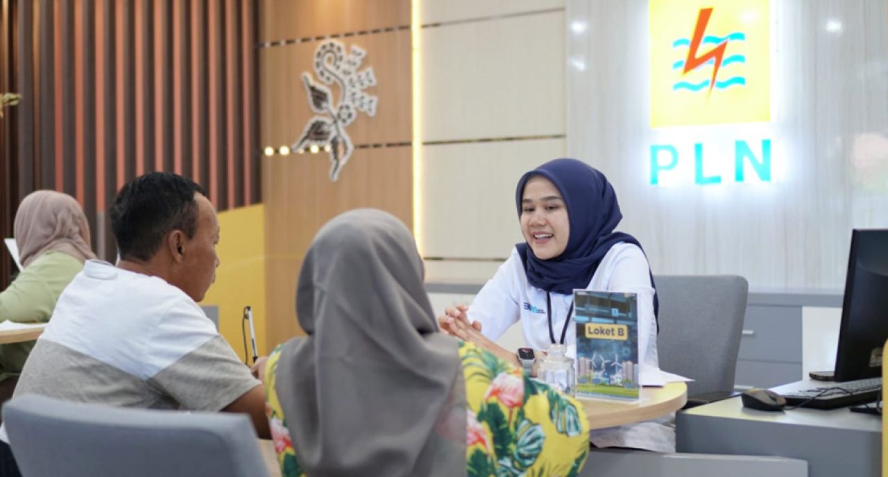Srikandi PLN Banyuwangi menjelaskan prosedur pelayanan kepada pelanggan di loket pelayanan.
