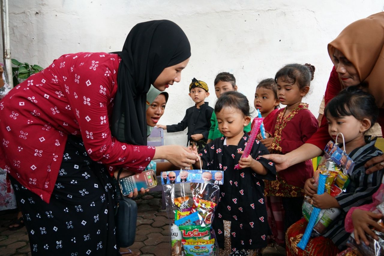 Srikandi PLN UP3 Madura menggandeng Yayasan Baitul Maal (YBM) PLN untuk menyalurkan bantuan pendidikan kepada 11 siswa Yayasan Al Uswah Pamekasan.