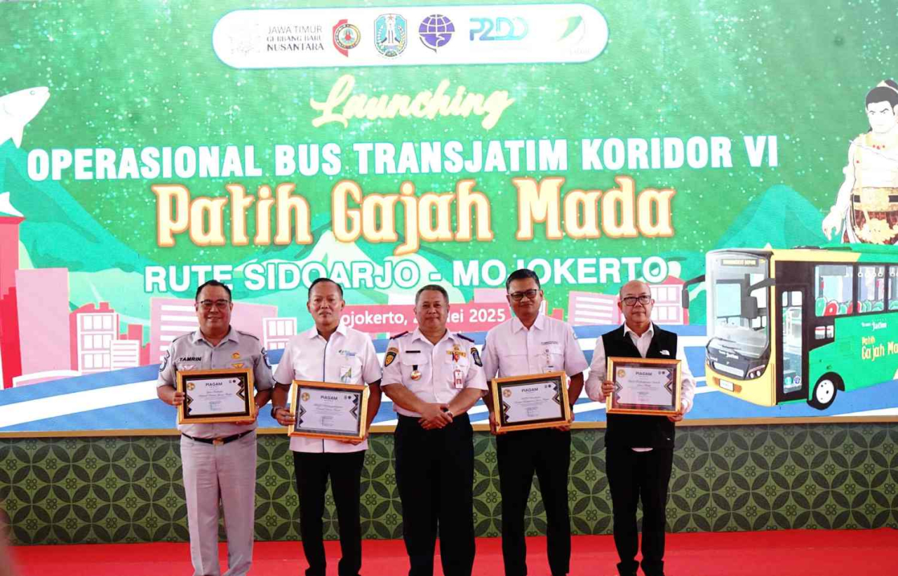 Penyerahan apresiasi Pemprov Jatim kepada Bank Jatim atas dukungan layanan non tunai di Trans Jatim. Foto : Bank Jatim