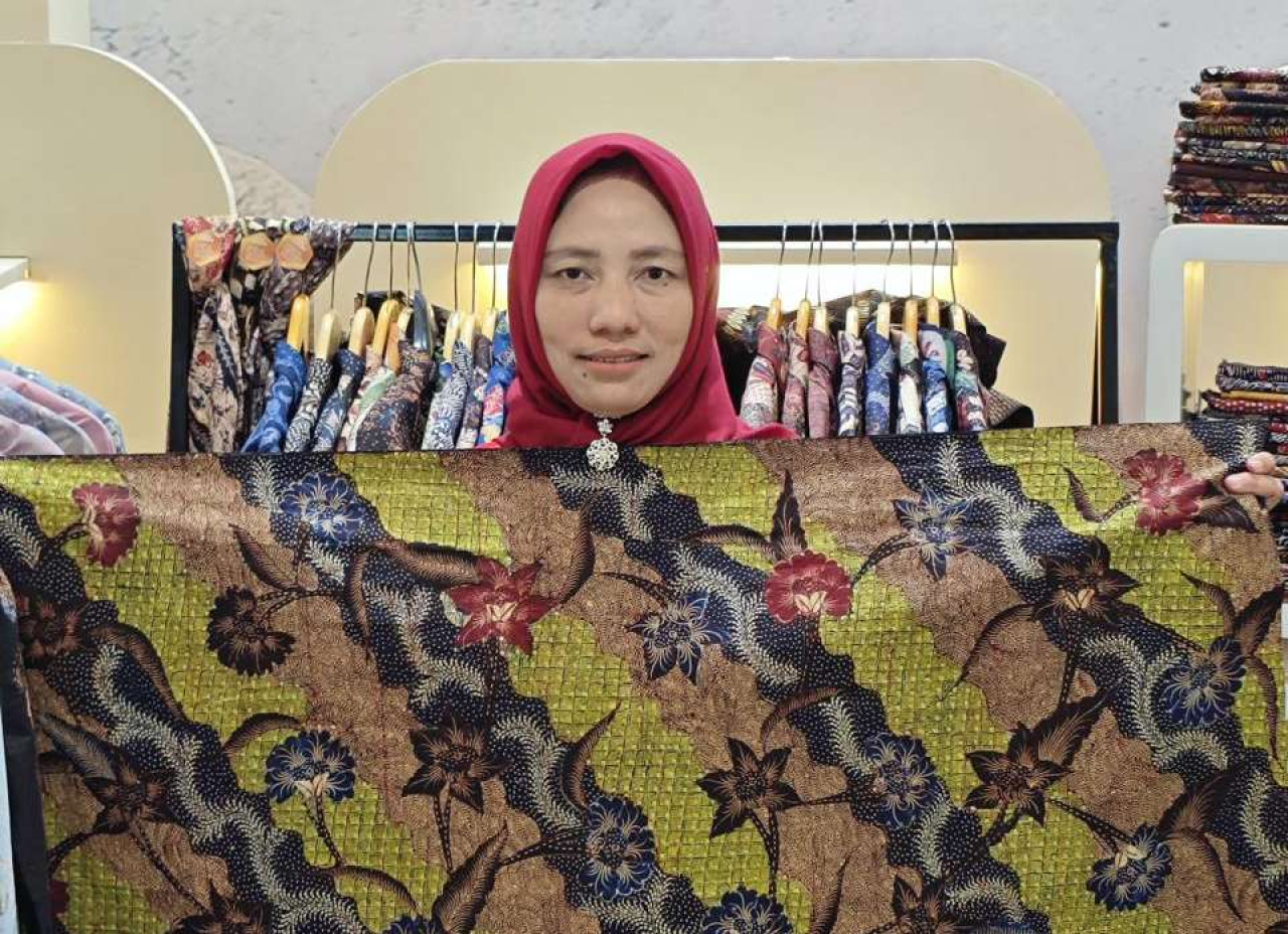 Pelaku usaha Batik Sumber Arafat binaan Pertamina Patra Niaga yang berasal dari Bangkalan. Foto : Pertamina