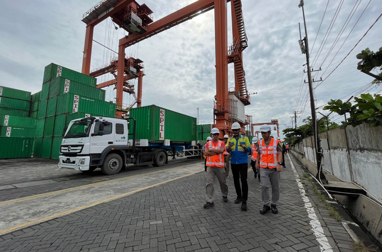 BOD BJTI menggelar management walkthrough di sekitar lapangan penumpukan sebagai upaya meningkatkan daya saing logistik nsional. (Foto: BJTI for jatimkini.com)