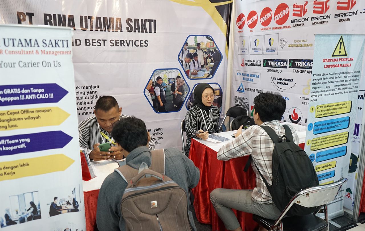 Sedikitnya seribu warga Surabaya memanfaatkan Job Fair & Edu Fair selama 20-21 Mei 2025 guna menekan angka pengangguran. (Foto: hums pemkot Surabaya for jatimkini.com)