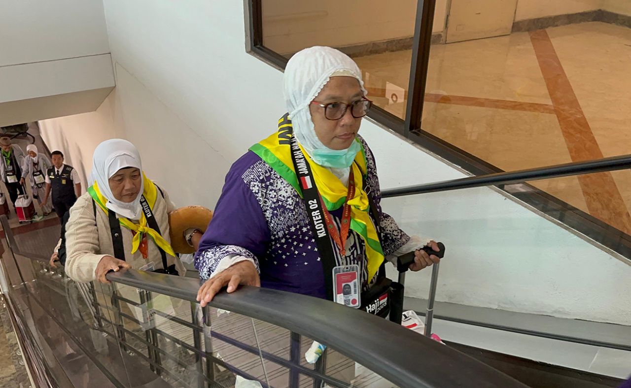 CJH kloter pertama asal Tulungagung memasuki gate 13-15 terminal 1  sebelum terbang menuju Tanah Suci. (Foto: Bandara Juanda for jatimkini.com)