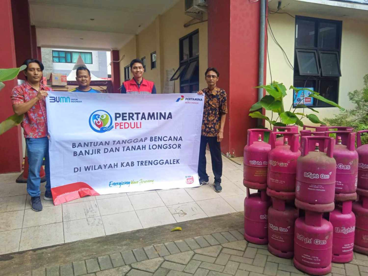 Penyerahan bantuan tabung Bright Gas untuk operasional dapur umum posko korban banjir dan longsor di Trenggalek. Foto : Pertamina