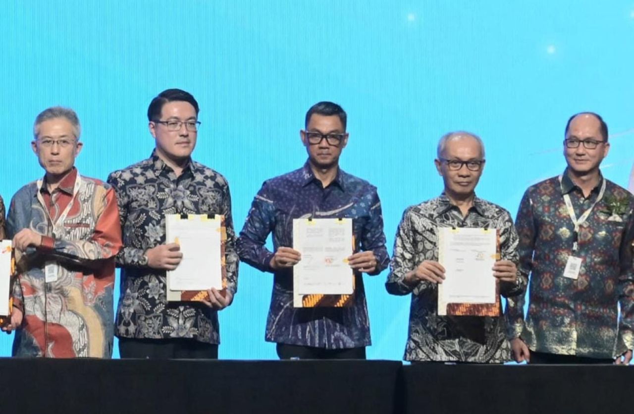 Direktur Utama PLN, Darmawan Prasodjo (tengah) ketika menandatangani Memorandum of Agreement (MoA) bersama Kontraktor Masela PSC - (INPEX Masela Ltd., PT Pertamina Hulu Energi Masela, dan Petronas Masela Sdn. Bhd) dalam rencana pemanfaatan Liquid Natural 