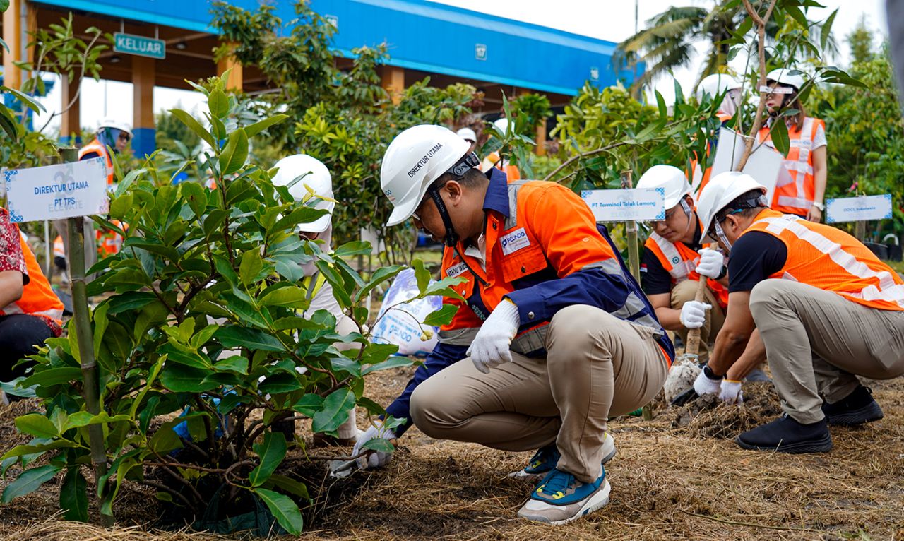Dirut TPS, Wahyu Widodo turut melakukan penanaman bibit pohon di sela ultah perusahaan ke-26. (Foto-foto: TPS for jatimkini.com)