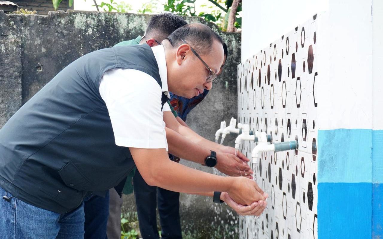 DIrektur SDM SPMT, Edi Priyanto menjajal air bersih bantuan perusahaan untuk TK-SD Tunas Sebernaman Deli Serdang. (foto: SPMT for jatimkinic.om)