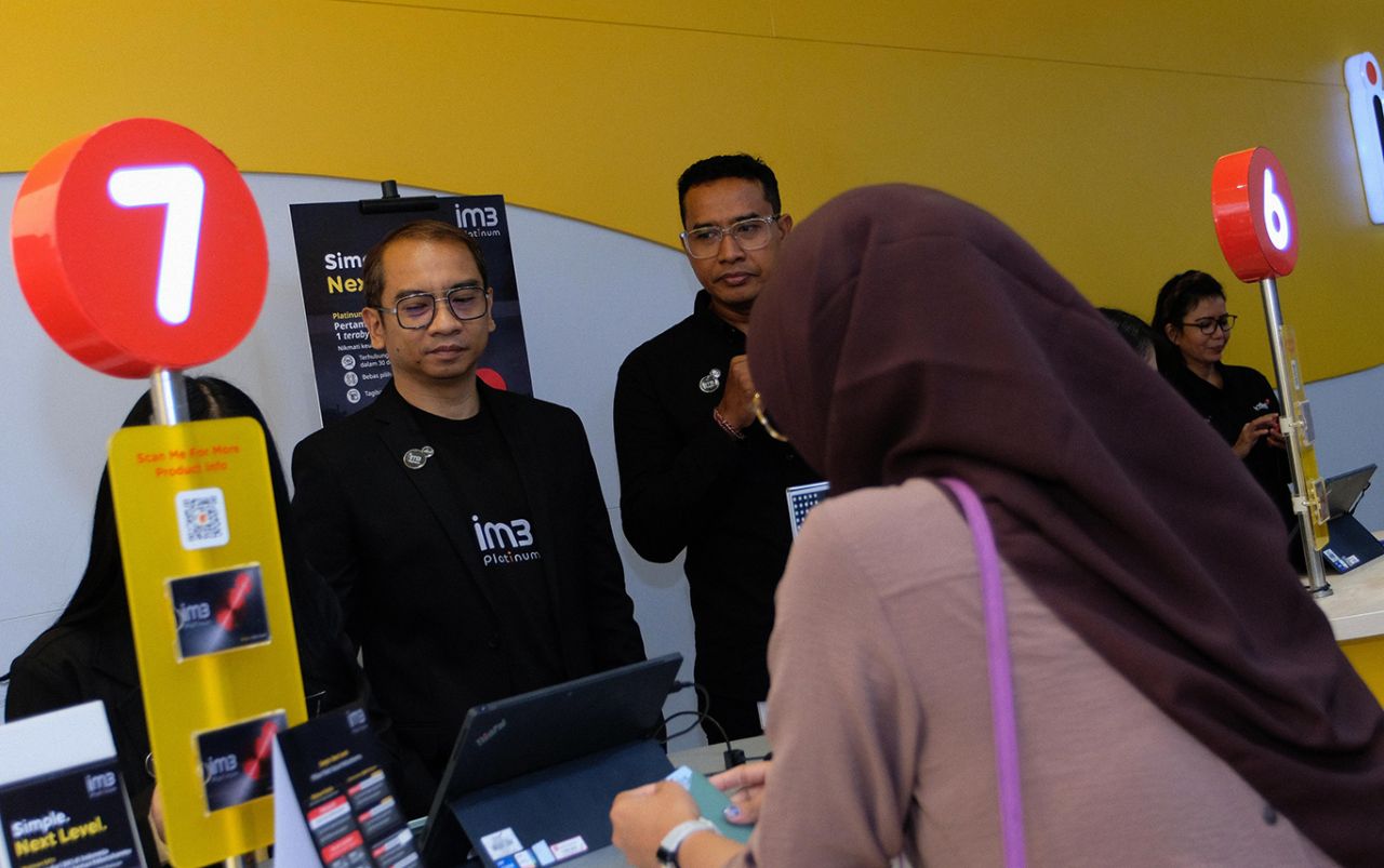 EVP Head of Circle Java Indosat Ooredoo Hutchison, Fahd Yudhanegoro (kiri), menyaksikan layanan kepada pelanggan IM3 Platinum. (Foto: IOH for jatimkini.com)