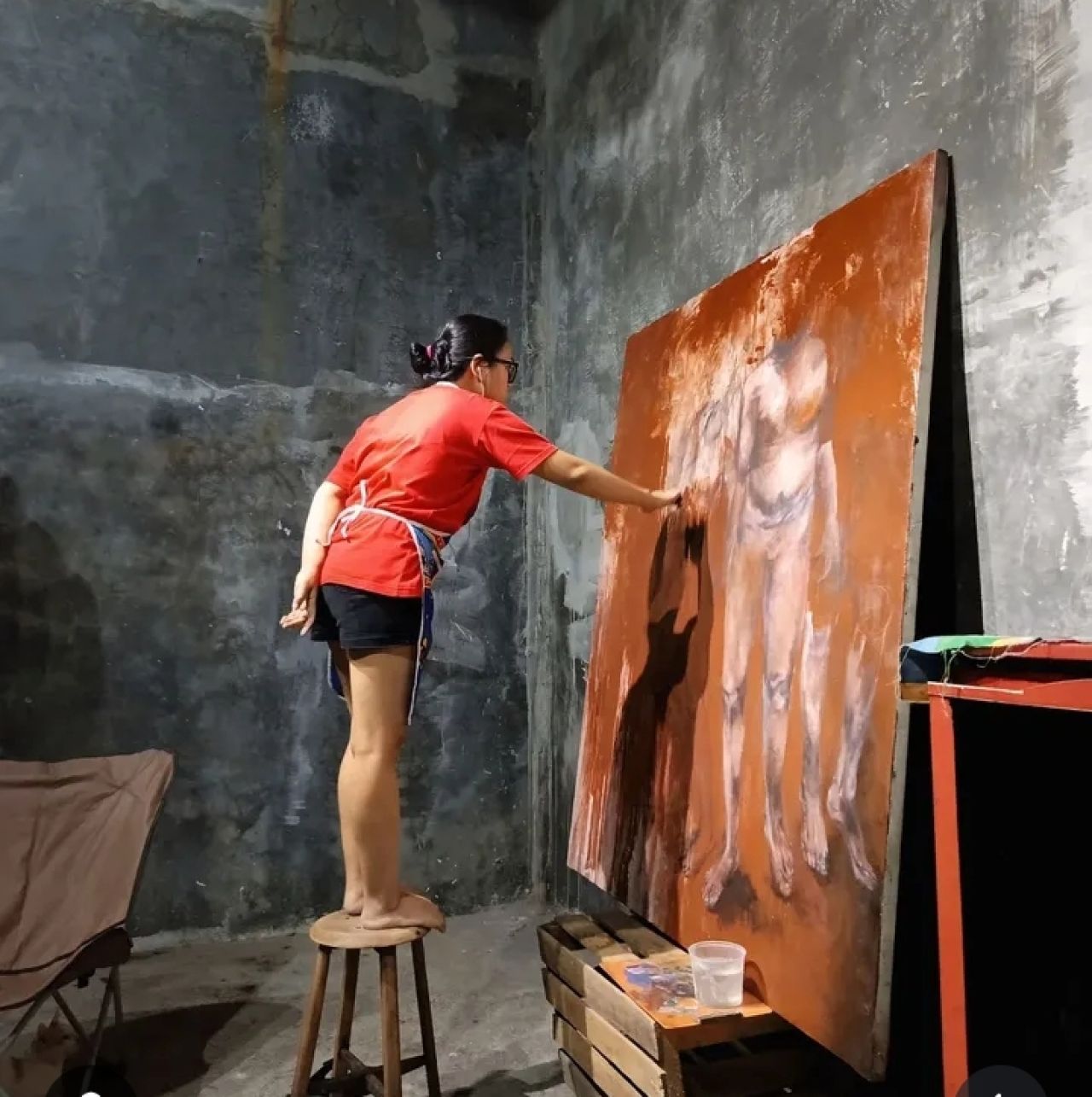 Adeline Budiarjo intens memproses karyanya di studionya, kawasan wisata Pacet, Mojokerto ( Foto : Rokimdakas for Jatimkini.com )