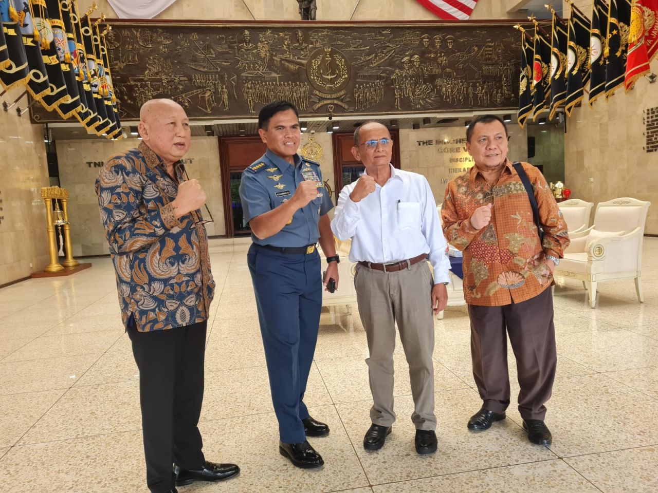 Pose bersama di Mabes AL, kiri-kanan: Tinton Suprapto (Pembina HNSI), KASAL Laksamana M.ALI, Laksamana ( Purn ) Sumardjono mantan KASAL ( Ketum HNSI), Joko Sungkono (Stafsus HNSI) Selasa 14 Nopember 2023 (Foto: Istimewa)