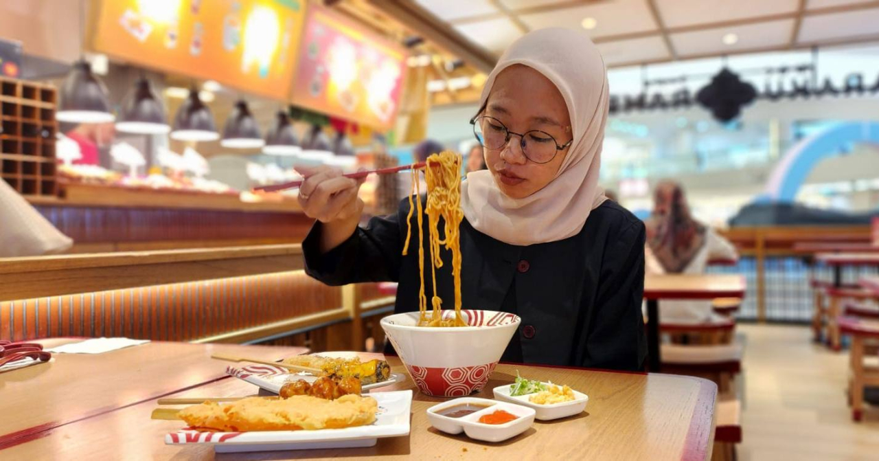 Pengunjung Haraku Ramen menikmati menu baru Bara Ramen di Tunjungan Plaza 3 Surabaya. Foto : Peni Widarti