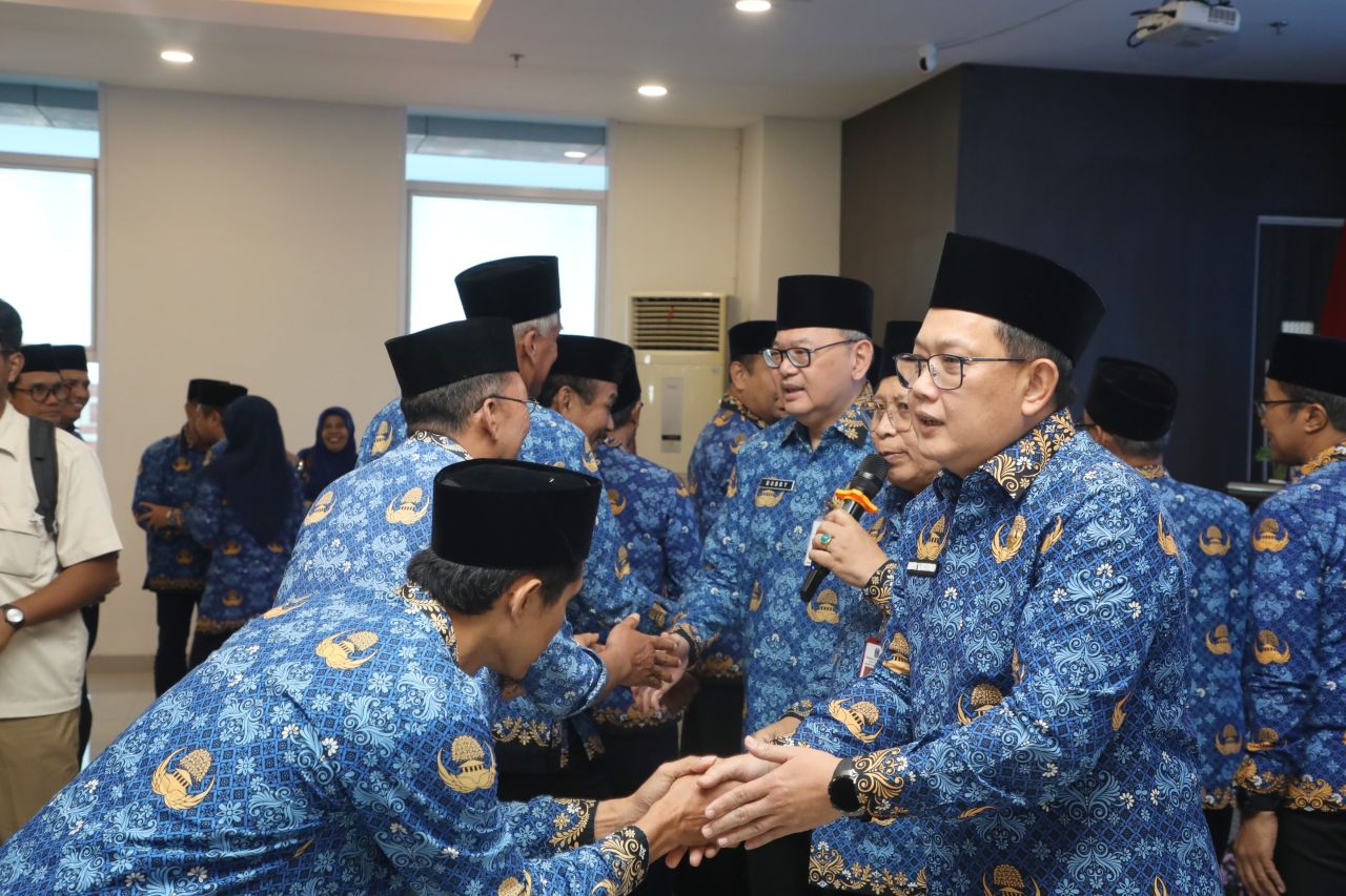 Sekdaprov Jawa Timur , Adhy Karyono meminta pada calon jemaah haji agar tetap menjaga kesehatan selama menunaikan ibadah haji ( Foto : Pemprov Jatim for Jatimkini.com )