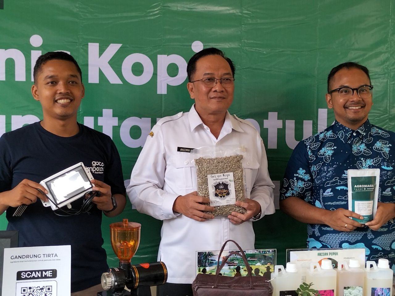 Kepala Dinas Tanaman Pangan, Hortikultura dan Perkebunan Kabupaten Malang, Avicenna Saniputera (tengah) menghadiri peluncuran inovasi agribisnis kopi berkelanjutan bertajuk Gandrung Tirta di Desa Ketindan, Malang, Jawa Timur, Rabu (7/5). Foto: dok jatimki