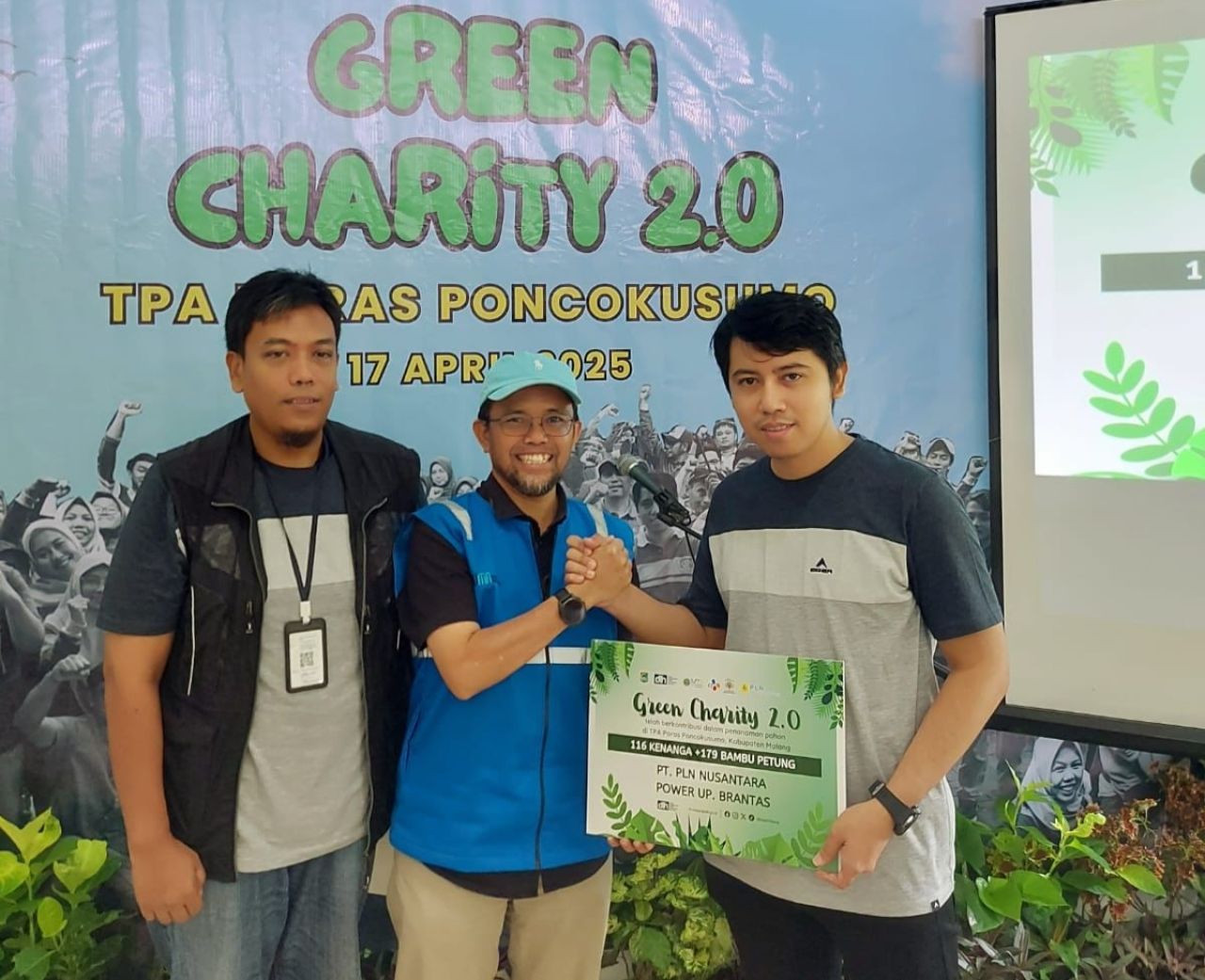 PLN Nusantara Power Unit Pembangkitan Brantas (PLN NP UP Brantas donasikan bibit pohon.