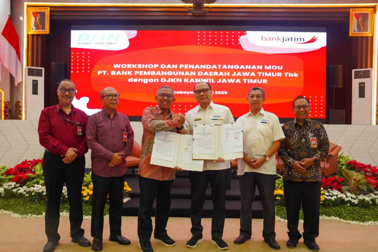 Proses penandatanganan kerja sama Bank Jatim dengan DJKN Jatim untuk optimalisasi recovery aset. Foto : BJTM