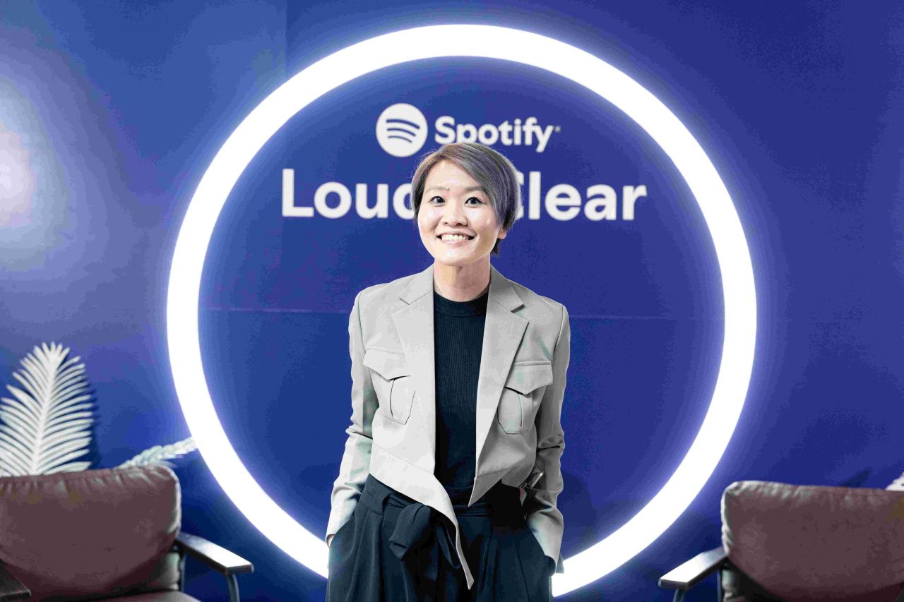 Head of Music Spotify Asia Tenggara,Kossy Ng menjelaskan, bahwa musik lokal juga mendominasi tren mendengarkan pengguna di Indonesia ( Foto : Spotify for Jatimkini.com )