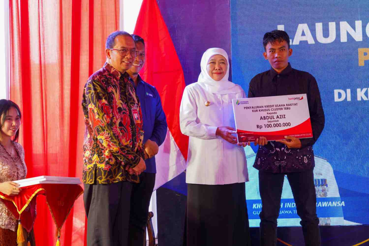 Bank Jatim dan Gubernur Jatim Khofifah Indar Parawansa secara simbolis menyalurkan KUR Khusus Tebu bagi petani di Bondowoso. Foto : BJTM