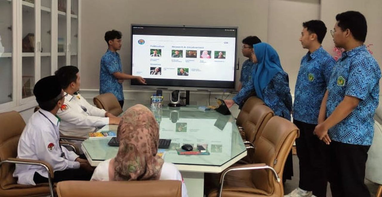 Delapan siswa dari Madrasah Aliyah Negeri (MAN) 2 Kota Malang, Jawa Timur saat melakukan audensi dengan KSKK Kementerian Agama RI ( Foto : Dok Kemenag RI )