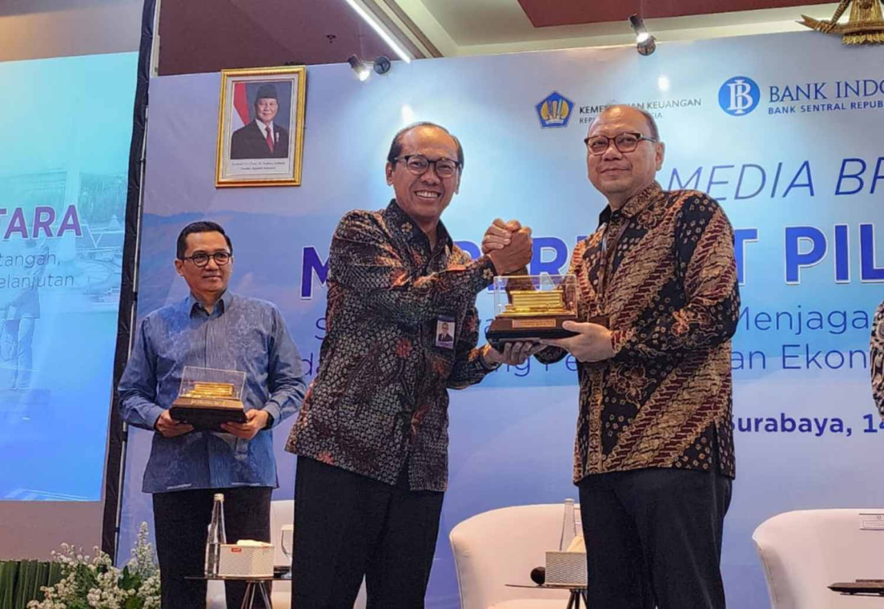 Kepala BI Jatim Ibrahim (kiri) memberikan cinderamata kepada Kepala Perwakilan Kementerian Keuangan Jatim, Dudung Rudi Hendratna (kanan) dalam Media Briefieng BI di Surabaya, Rabu (14/5/2025). Foto : Peni Widarti