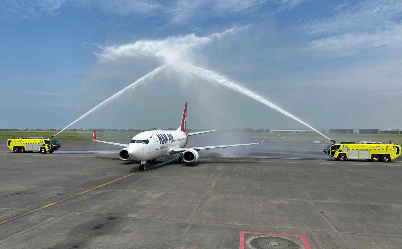 BIJ memberikan penghormatan kepada NAM Air setelah membuka rute Surabaya-Tambolaka. (Foto: BIJ for jatimkini.com)