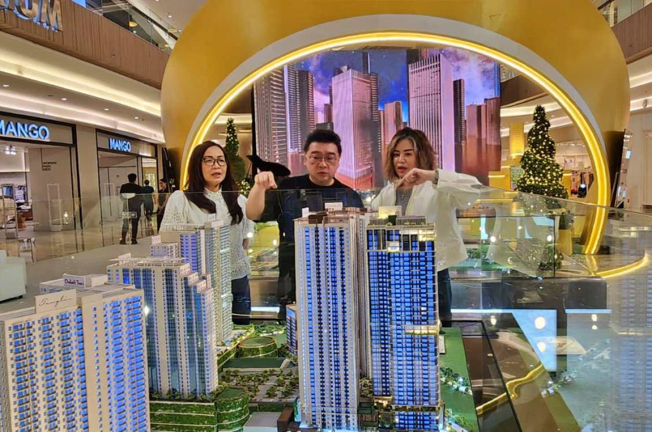 Dari kiri-kanan, Direktur Pakuwon Fenny, Direktur Pakuwon Sutandi Purnomosidi dan GM Marketing Pakuwon Liliani Harsono memamerkan maket rencana proyek pengembangan properti di Surabaya dalam Pakuwon Group Expo 2025 bertajuk Golden Age. Foto : Peni Widarti