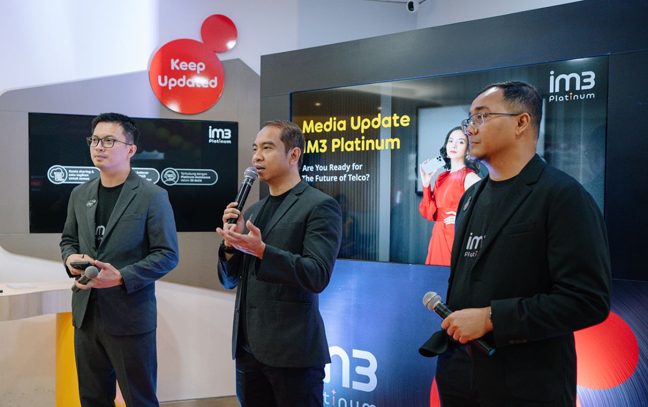 EVP Head of Circle Java IOH, Fahd Yudhanegoro (tengah) menjelaskan keunggulan IM3 Platinum. (Foto: IOH for jatimkini.com)