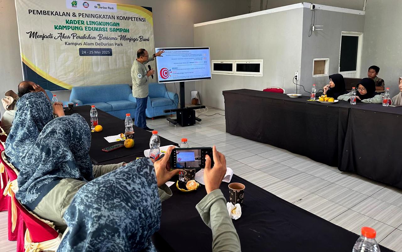 Kader lingkungan dari Kampung Edukasi Sampah mendapat pembekalan isu lingkungan dan metode komunkasi partisipatif. (Foto: KES for jatimkini.com)