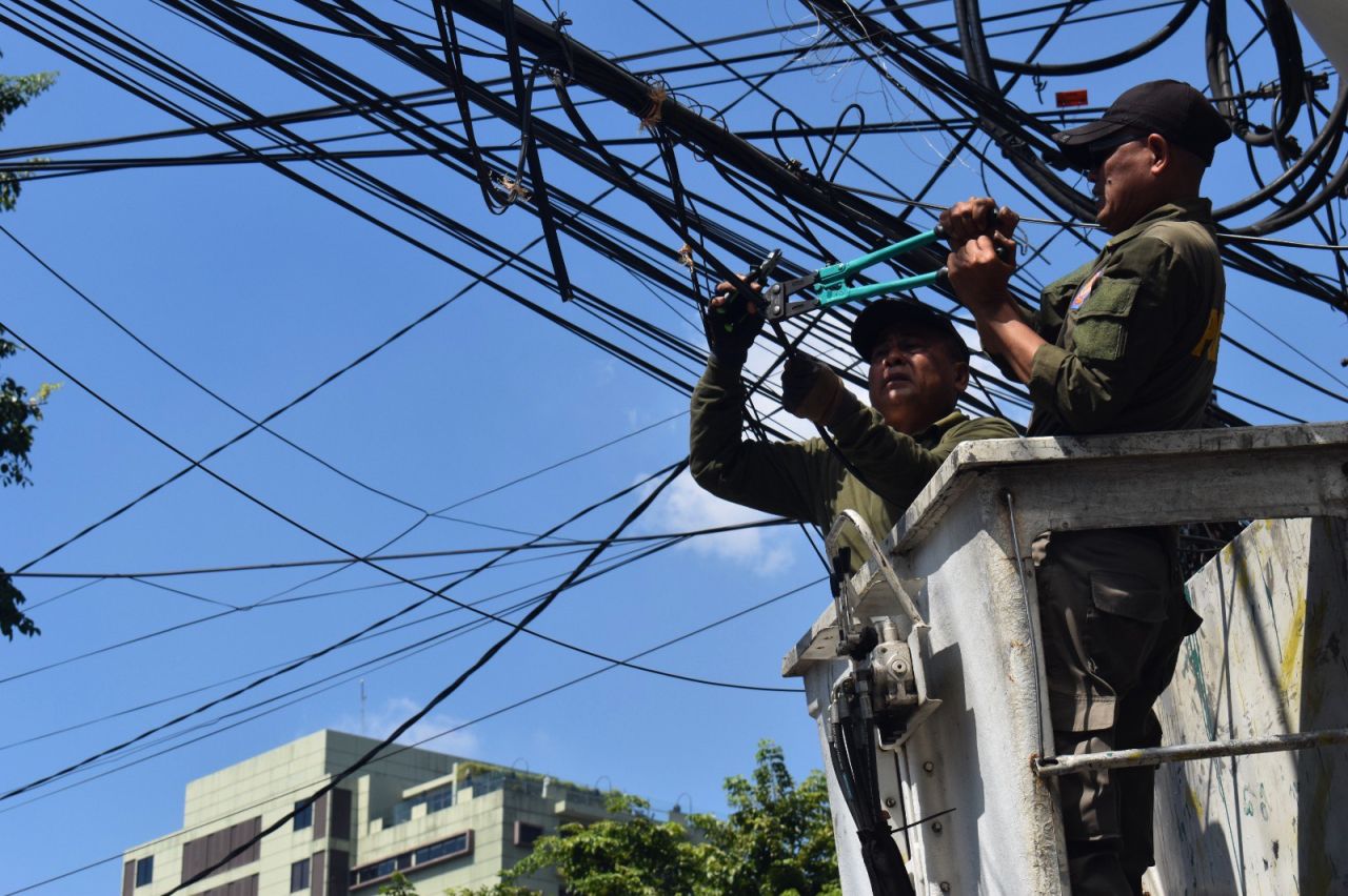 Satpol PP Surabaya tertibkan kabel utilitas yang diduga tidak memiliki izin. (Foto: Humas Pemkot Surabaya for jatimkini.com)