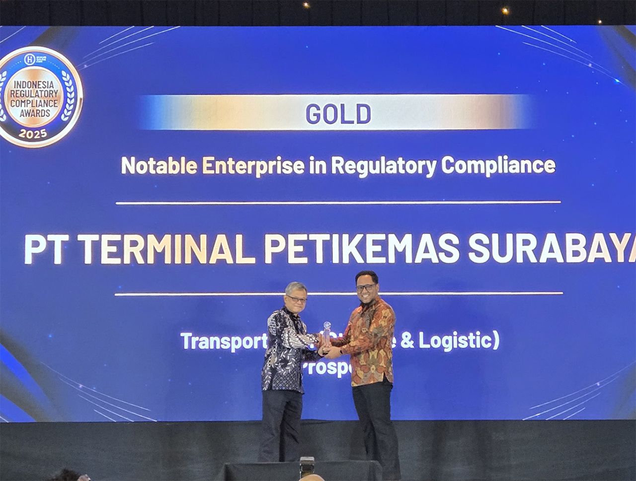 TPS meraih penghargaan Notable Enterprise in Regulatory Compliance sektor transportasi. (Foto: TPS for jatimkini.com)