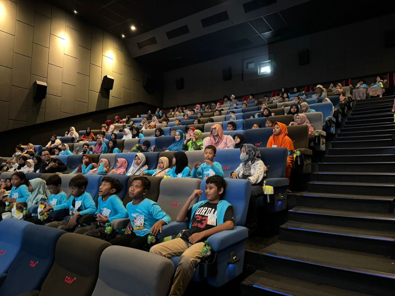 PLN Unit Induk Distribusi (UID) Jawa Timur bersama dengan Yayasan Baitul Maal (YBM) dan Srikandi PLN nonton bareng (nobar) film bersama anak yatim dan dhuafa serta penerima beasiswa YBM.