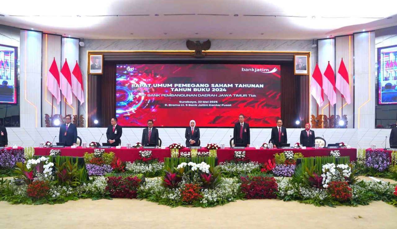 Jajaran direksi Bank Jatim dan Gubernur Jatim Khofifah Indar Parawansa saat menggelar RUPS Tahun Buku 2024 di Surabaya, Kamis (22/5/2025). Foto : Bank Jatim