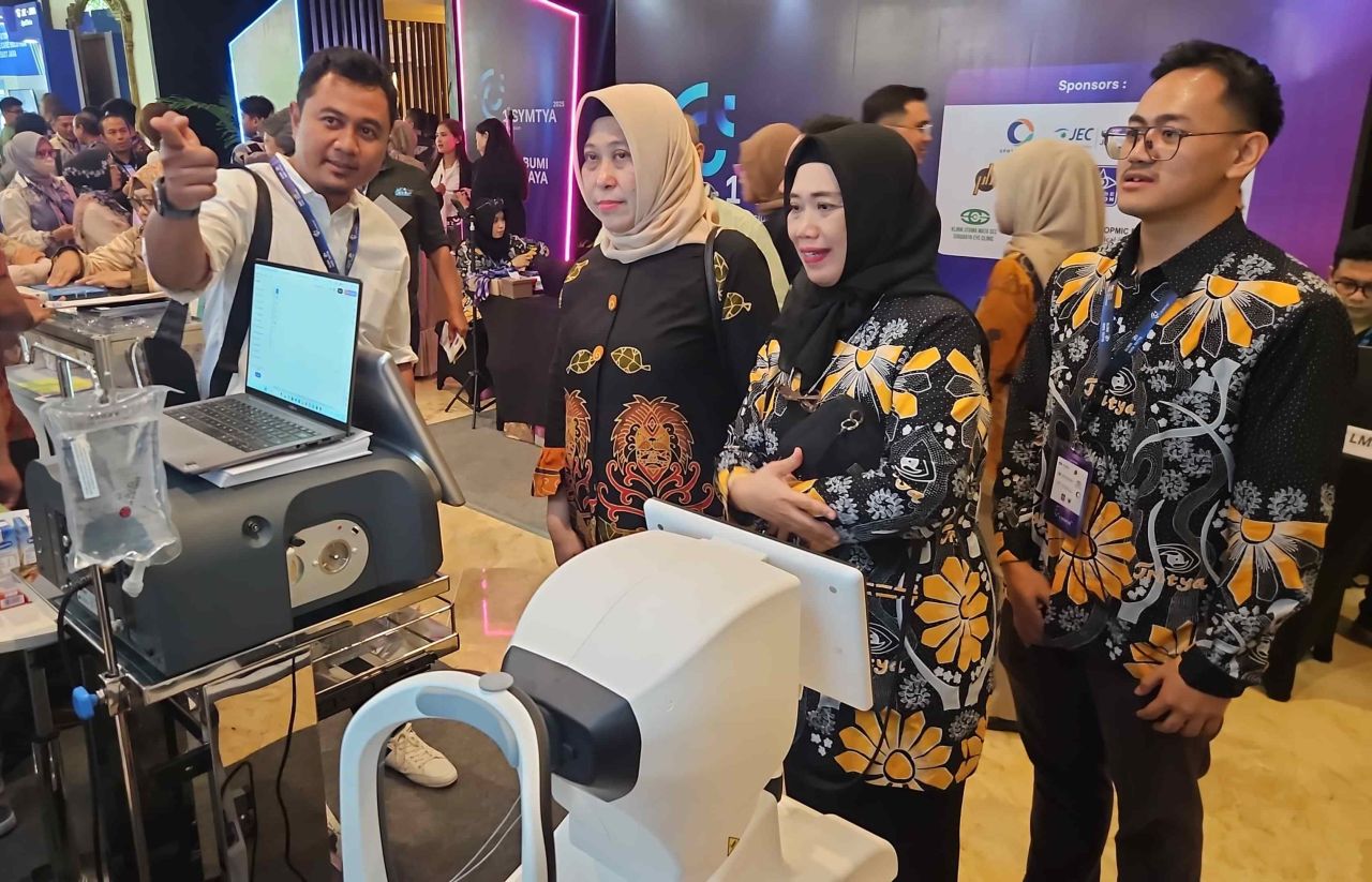 Kadinkes Surabaya, Nanik Sukristina didampingi drg. Retnowati Handayaningroem menyaksikan peralatan medis di sela seminar 1st SYMTYA di Surabaya, Sabtu (24/5/2025). (Foto: Rochman Arief/atimkini.com)