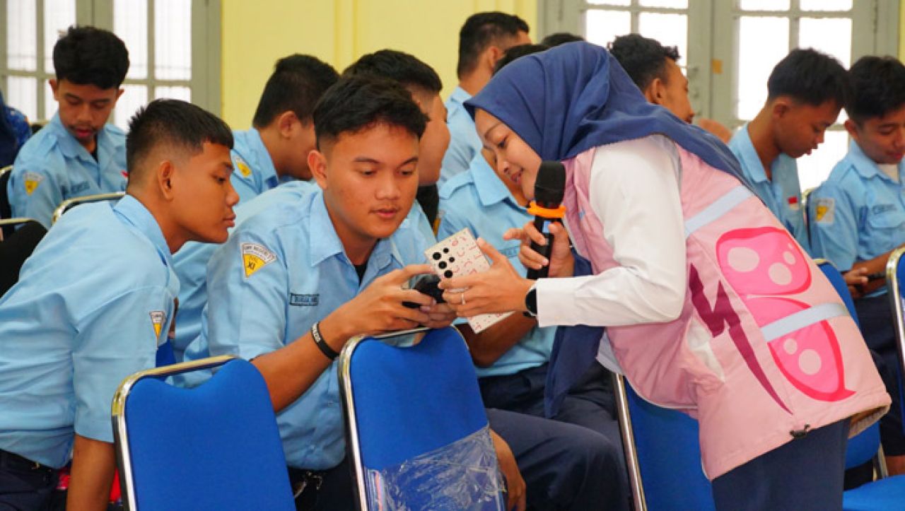 PLN UP3 Surabaya Utara bersama tim K3L dan Srikandi PLN melaksanakan kegiatan edukatif bertajuk HSSE Goes To School yang diikuti oleh 60 siswa.
